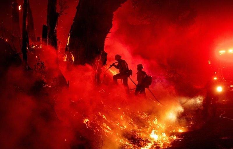 “കാലാവസ്ഥാ വ്യതിയാനം സൃഷ്ടിച്ച കടുത്ത കാലാവസ്ഥയെത്തുടർന്ന് കഴിഞ്ഞ ഏതാനും ആഴ്ചകളായി സംസ്ഥാനത്തുട നീളം ആരംഭിച്ച ആയിരക്കണക്കിന് തീപിടിത്തങ്ങൾക്കെതിരെ ഞങ്ങൾ വിജയകരമായി യുദ്ധം ചെയ്യുകയാണ്, അതേസമയം ട്രംപ് മറുമരുന്നുകൾക്കെതിരായ ആക്രമണം പൂർണ്ണമായും നടത്തുന്നു,” ന്യൂസോം ആരോപിച്ചു.
