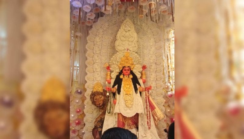 চন্দননগরের প্রতিটি প্রতিমায় রয়েছে সাবেকিয়ানার ছোঁয়া।