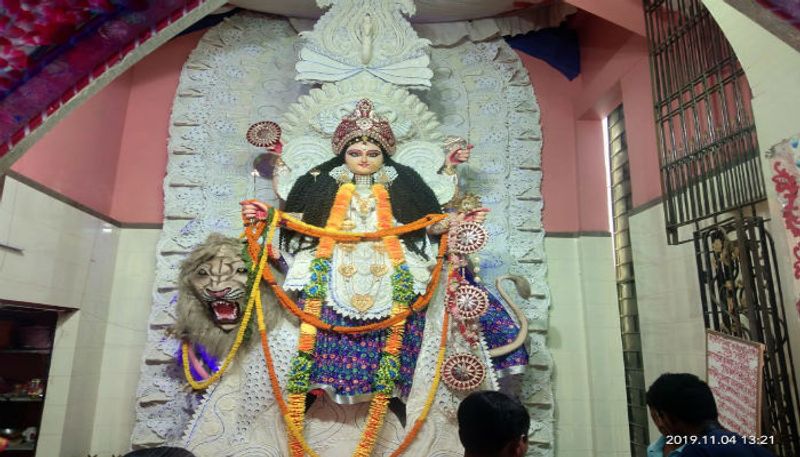 সংকীর্ণতা ভুলে মানবতার ডাক দিয়েছেন নতুনপাড়া বারোয়ারির জগদ্ধাত্রী পুজোর উদ্যোক্তারা।