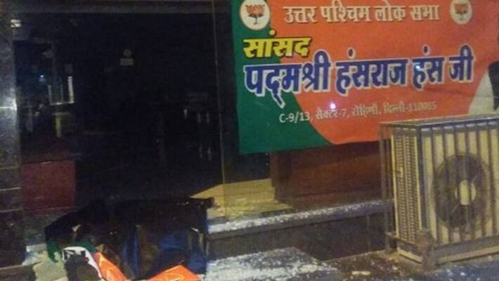 Firing in front of office of BJP MP Hansraj Hans in Delhi Firing in front of office of BJP MP Hansraj Hans in Delhi