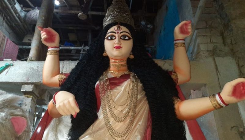 কৃষ্ণনগর কিংবা চন্দনগরের মতন উপচে পড়া ভিড় না থাকলেও কলকাতার বুকেও নেহাতই কম হয় না জগদ্ধাত্রী পুজো। কোথাও পাড়ায়, কোথাও আবার বাড়িতেই পুজো হতে দেখা যায় জগদ্ধাত্রী।
