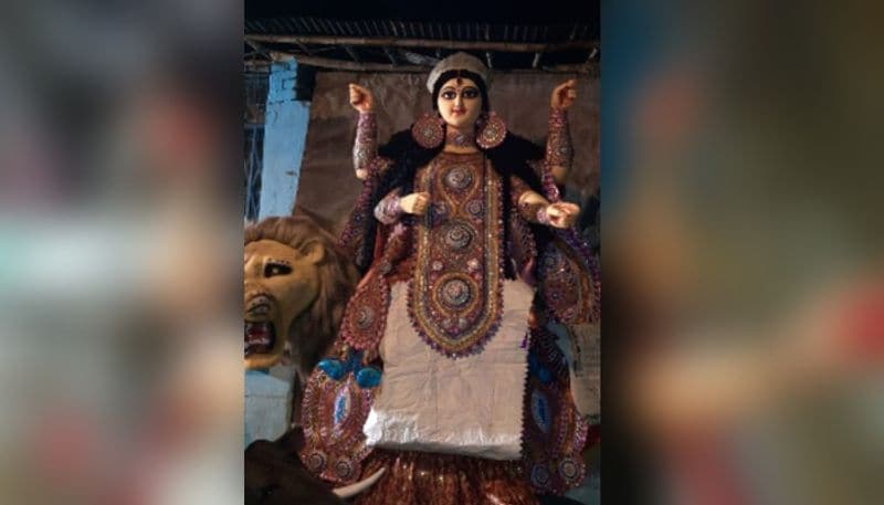 সোমবার রাতেই মণ্ডপে মণ্ডপে প্রতিমা আনার পালা শেষ করল শহরবাসী। ফলে রাতভোর নজরে আসে উপচে পড়া ভিড়।