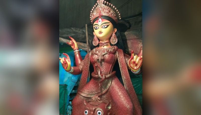 থিমের ঘটা নজরে আসে জগদ্ধাত্রী পুজোতেও। কুমোরটুলিতে এবারে থিমের প্রতিমাও নজর কাড়ে। প্রতিমার মূল্য গতবছরের থেকে তেমন হেরফের হয়নি চলতি বছরে।