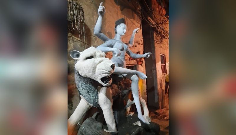 মাঝারি থেকে বড় মাপের মাতৃপ্রতিমায় এবারে ভরে ওঠে কুমোরটুলি চত্বর। সাবেকি ধাঁচেই অধিকাংশ প্রতিমা নজর কাড়ে এই দিন।