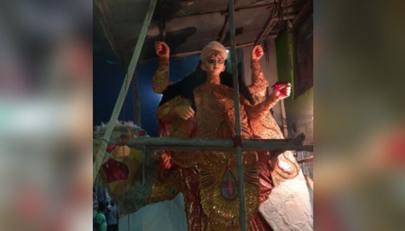 সোমবার কুমোরটুলিতে মাতৃপ্রতিমা ঘিরে ব্যস্ততা থাকে তুঙ্গে। দেবীপক্ষের শেষ পর্যায়ে এসে যেন বিদায়ী সুরে এদিন ধরা দিল এক ভিন্ন রূপ।