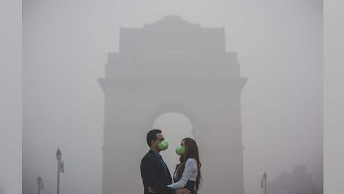 Delhi couple pre wedding photoshoot showing delhi pollution level goes viral Delhi couple pre wedding photoshoot showing delhi pollution level goes viral