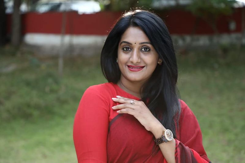 ನಟಿಯಾಗಿ ಬೆಳ್ಳಿತೆರೆಗೆ ಕಾಲಿಟ್ಟ ಅಶ್ವಿನಿ ಗೌಡ ಈಗ ಪೋಷಕ ಪಾತ್ರದಲ್ಲಿ ಕಾಣಿಸಿಕೊಳ್ಳುತ್ತಿದ್ದಾರೆ.