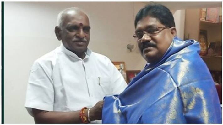 BJP puts hands on Kamal Hassan's lap BJP puts hands on Kamal Hassan's lap