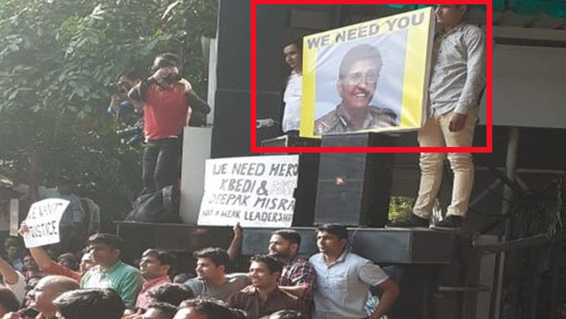 Policemen demonstrating in a dispute between police and lawyers in New Delhi
