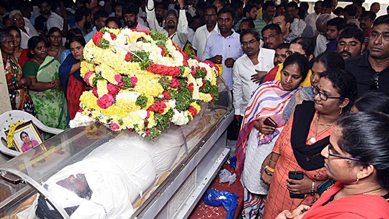 Tehsildar Vijaya Reddy massacre, funeral in Tuesday, emotional story