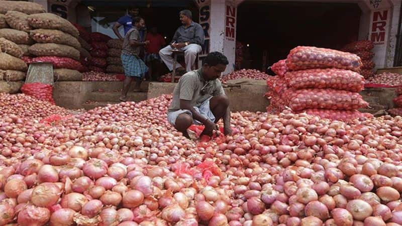 onion rate is heavy  1 kg rs 140