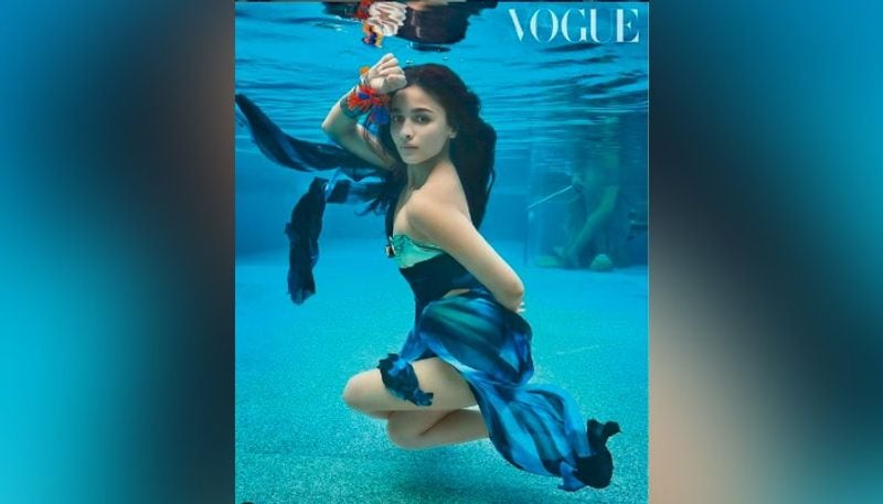 শ্বাসরুদ্ধ করে ভাসমান অবস্থাতেও যে এভাবে নিজেকে ধরে রাখা যা, তা হয়তো আলিয়ার এই ছবি না দেখলে অনেকেই বিশ্বার করতেন না। এক একটি নয়, একাধিক ছবিতে নিজেকে প্রমাণ ধরেছেন আলিয়া।
