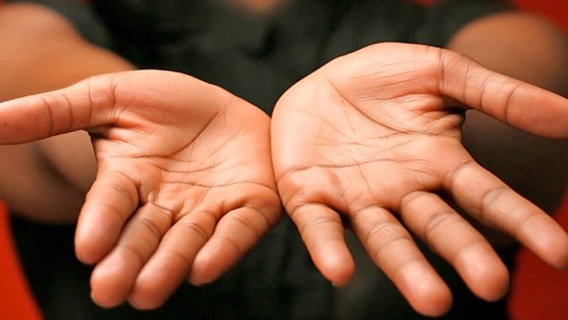 <p>জাতক জাতিকার করতলে চন্দ্রের ক্ষেত্রে তারা চিহ্ন থাকলে, তারা কল্পনা বিলাসী হয়। চন্দ্রের ক্ষেত্র নিচু হলে এই চিহ্নটি কিছুটা ভাল ফল দেয়। কল্পনামূলক লেখা বা কিছু আবিষ্কারের ফলে এরা সম্মান লাভ করে থাকে। </p>