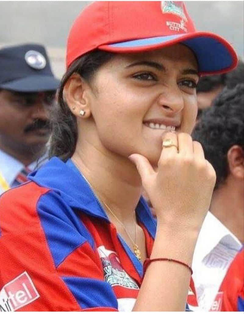 సెలబ్రిటీల క్రికెట్ లీగ్ లో పాల్గొన్న అనుష్క