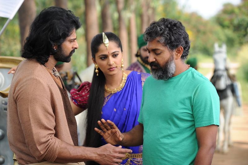 'బాహుబలి' సెట్స్ లో రాజమౌళి, ప్రభాస్ లతో అనుష్క