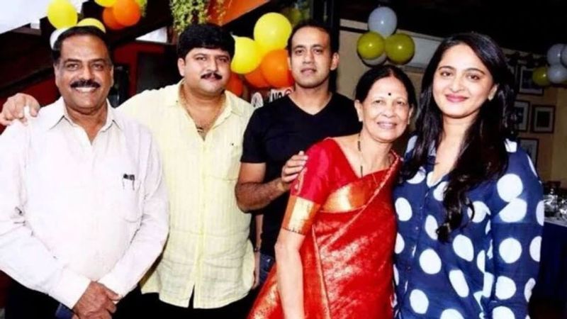 తన తల్లి పుట్టినరోజు వేడుకల్లో అనుష్క