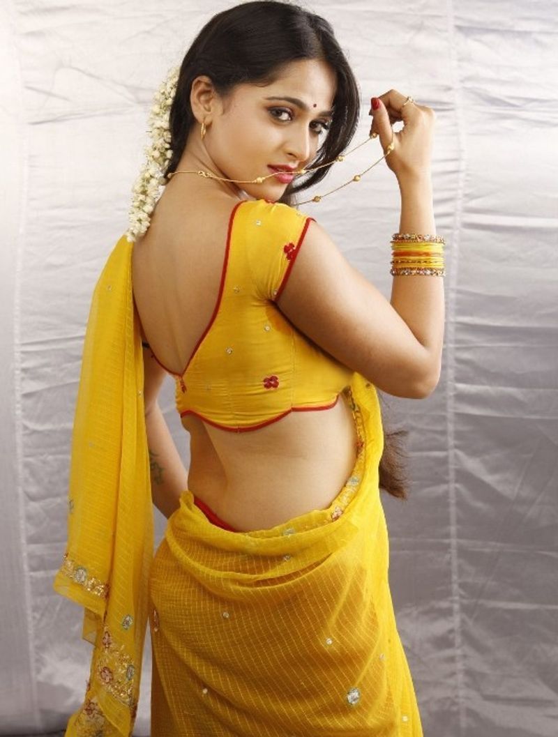 'వేదం' సినిమాలో అనుష్క గెటప్.. ఏ హీరోయిన్ చేయని వేశ్య పాత్రలో అనుష్క నటించి షాకిచ్చింది.