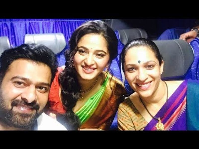 తన స్టైలిస్ట్, ప్రభాస్ లతో అనుష్క