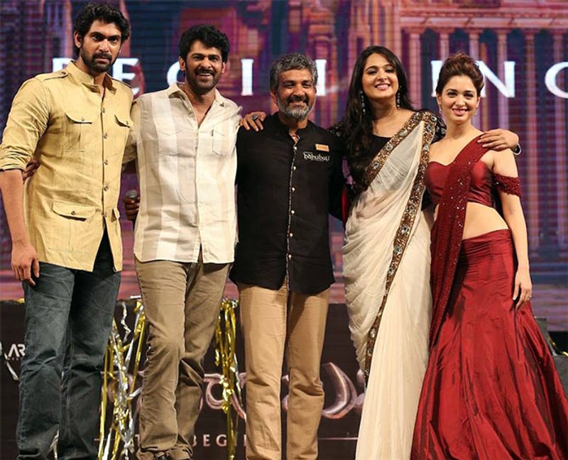 బాహుబలి సినిమా ప్రీరిలీజ్ ఈవెంట్ లో రానా, ప్రభాస్, రాజమౌళి, తమన్నాలతో అనుష్క