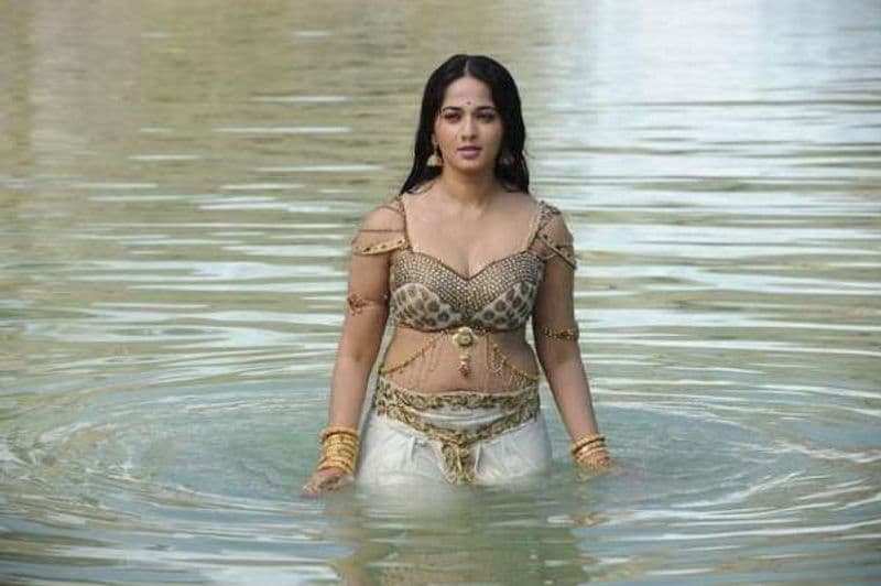 'అరుందతి' సినిమాలో ఓ పక్క గ్లామర్ షో చేస్తూనే మరోపక్క కత్తి తిప్పుతూ ఆడియన్స్ ని ఆకట్టుకుంది.