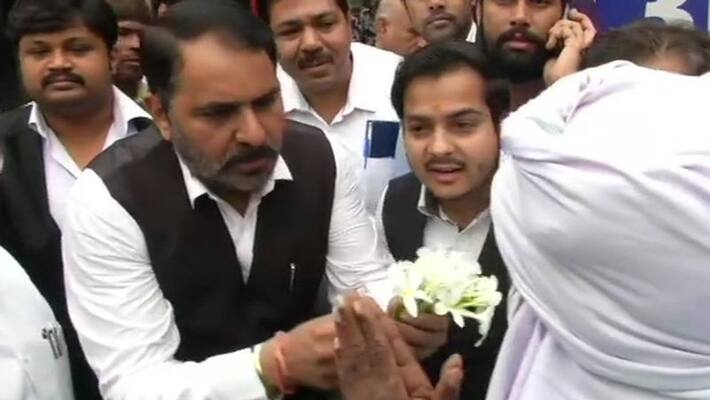 police and lawyers dispute, lawyers distributed flowers outside Saket court today in Delhi police and lawyers dispute, lawyers distributed flowers outside Saket court today in Delhi