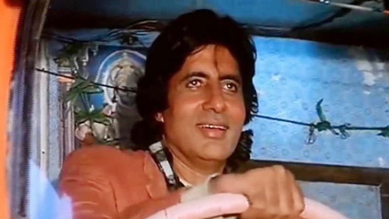 বলিউডে পা রাখার পর থেকেই বক্স অফিসে ঝড় তুলেছিলেন অমিতাভ বচ্চন। প্রথ দিকে একের পর এক ছবি হাতে আসলেও ভাগ্য ফিরিয়েছিল শোলে।