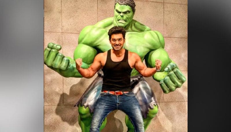 বেশ কয়েকটি সিনেমা করেই প্রথমসারিতে রয়েছেন এই অভিনেতা। যদিও লাভ লাইভ নিয়েও চর্চায় উঠে এসেছে তার নাম।