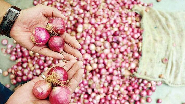 Onions given to common people keeping Aadhaar card as mortage in Varanasi Onions given to common people keeping Aadhaar card as mortage in Varanasi