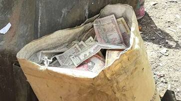two people caught with old currency worth of rs 47 lakhs kms two people caught with old currency worth of rs 47 lakhs kms