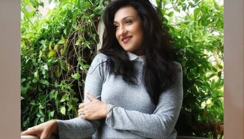 ঋতুপর্ণা সেনগুপ্তঃ বাংলা ছবিকে একাই ধরে রেখেছিলেন এই অভিনেত্রী। ইনি প্রতি সিনেমা পিছু পারিশ্রমিক পান ১১-১৪ লাখ টাকা।
