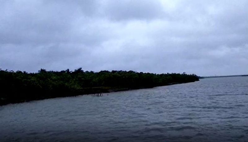 ഉംപുണ് ചുഴലിക്കാറ്റിനെ തുടര്ന്ന് കേരളത്തിലെ ഒന്പത് ജില്ലകളില് യെല്ലോ അലര്ട്ട് പ്രഖ്യാപിച്ചു. 