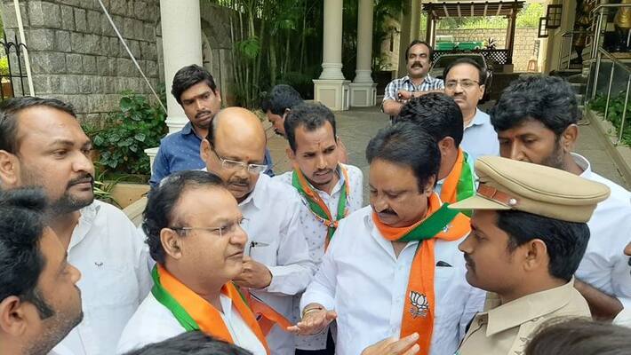 CHALO TANK BUND:POLICE LOTY CHARGE ON RTC WORKERS NEAR TANK TAN BUND CHALO TANK BUND:POLICE LOTY CHARGE ON RTC WORKERS NEAR TANK TAN BUND