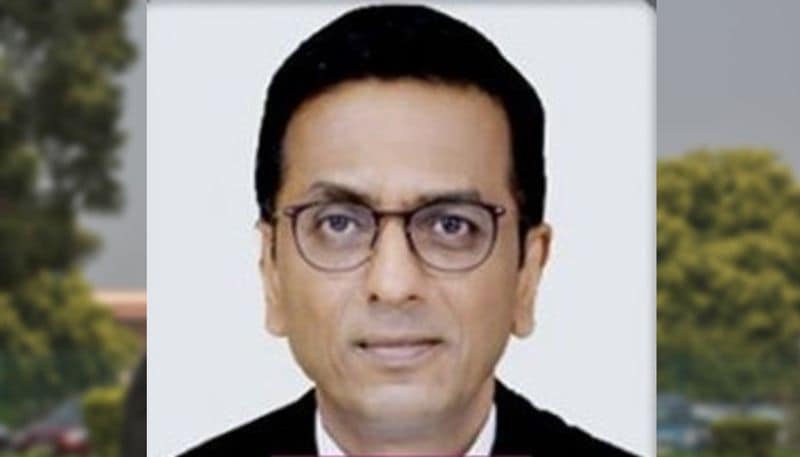 বিচারপতি ডিওয়াই চন্দ্রচুড় - সবচেয়ে বেশিদিন ভারতের প্রধান বিচারপতি ছিলেন ওয়াইভি চন্দ্রচুড়। তাঁরই পুত্র ডিওয়াই চন্দ্রচুড়কে ২০১৬ সালের মে মাসে প্রাক্তন রাষ্ট্রপতি প্রণব মুখোপাধ্যায় সুপ্রিম কোর্টের বিচারক হিসাবে নিয়োগ করেছিলেন। তার আগে বিচারপতি চন্দ্রচুড় বম্বে হাইকোর্ট, ইলাহাবাদ হাইকোর্টের প্রধান বিচারপতির দায়িত্ব পালন করেছেন। বিচারপতি চন্দ্রচুড় ব্যভিচার আইন এবং গোপনীয়তার অধিকার সম্পর্কিত মামলায় রায় দান করেছেন।