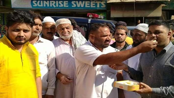 Muslims and Hindus fed each other sweets in Ayodhya Muslims and Hindus fed each other sweets in Ayodhya