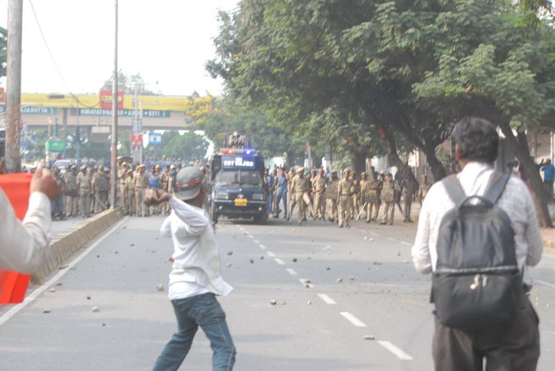పోలీసులపై రాళ్లు రువ్వుతున్న నిరసనకారులు