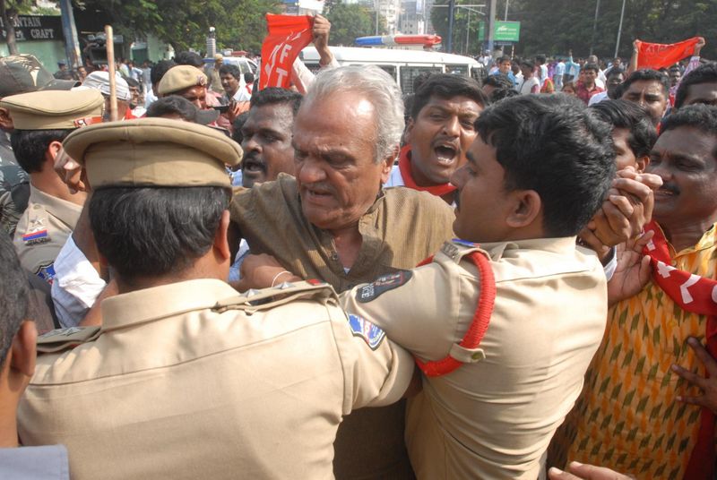 సీపీఐ జాతీయ కార్యదర్శి నారాయణను అడ్డుకుంటున్న పోలీసులు