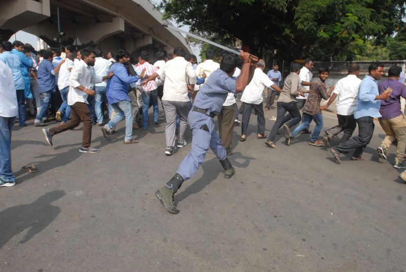 ఆర్టీసీ కార్మికులపై లాఠీఛార్జి చేస్తున్న పోలీసులు