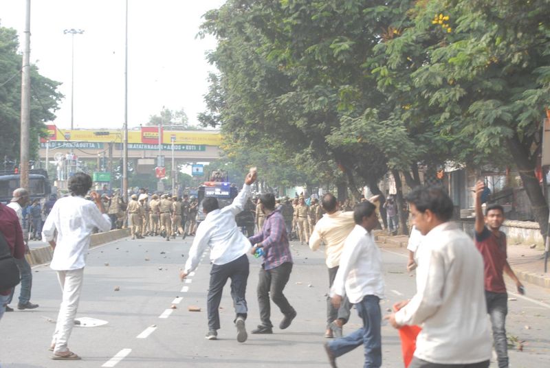 పోలీసులపై రాళ్లు రువ్వుతున్న ఆందోళనకారులు
