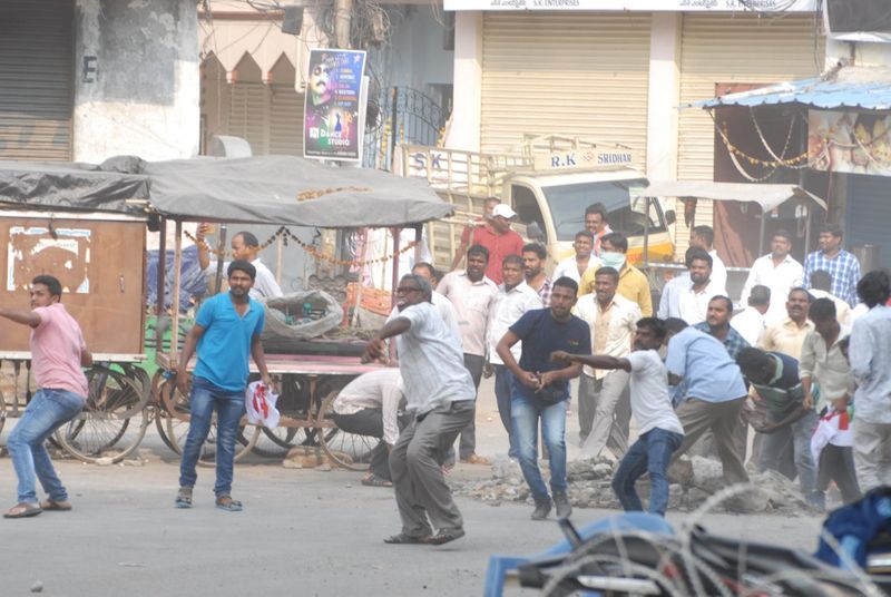 పోలీసు బలగాలపై రాళ్లు రువ్వుతున్న ఆర్టీసీ కార్మికులు