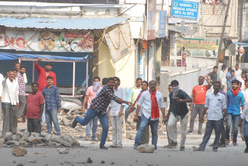 పోలీసు బలగాలపై రాళ్లు రువ్వుతున్న ఆర్టీసీ కార్మికులు