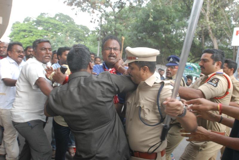 ఆర్టీసీ నేతలను అడ్డుకుంటున్న పోలీసులు