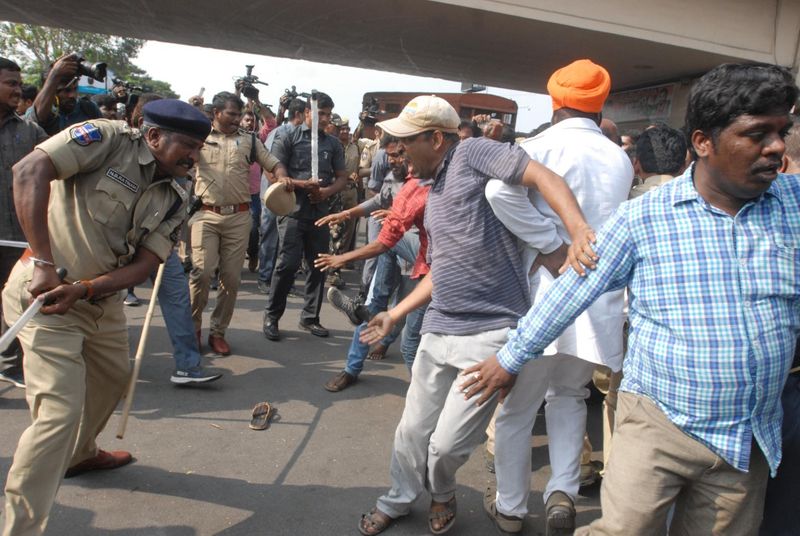 ఆర్టీసీ కార్మికులపై లాఠీఛార్జి చేస్తున్న పోలీసులు