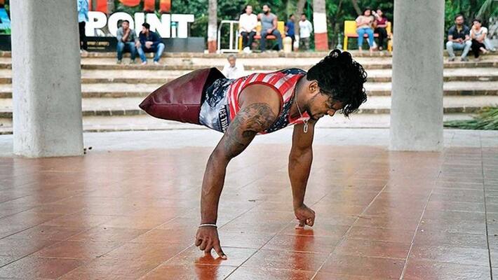 A young man fell on the track, two trains trampled his feet, performed in India's Got Talent A young man fell on the track, two trains trampled his feet, performed in India's Got Talent
