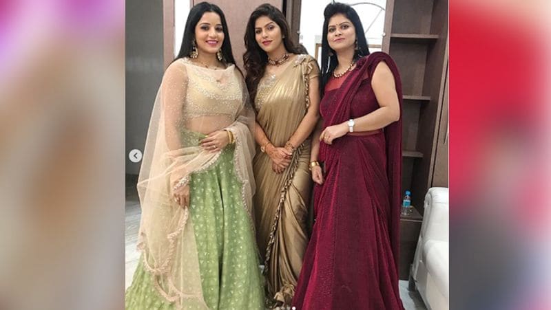 Bhojpuri Actress Monalisa Shared Sister in law Engagement photos See Sizzling Photos With Family