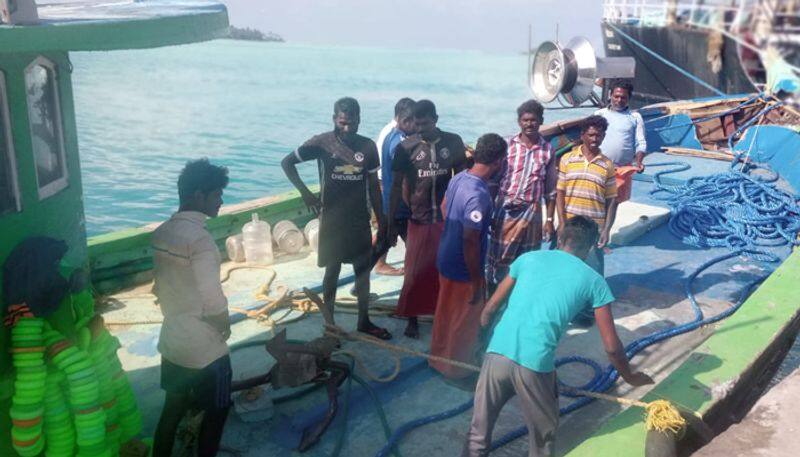 thiruvananthapuram natives seeks help to brought fishing boat trapped in Lakshadweep