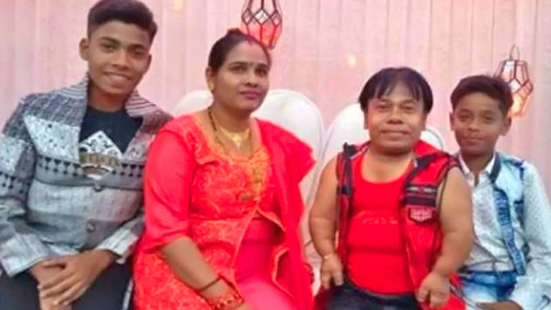 छोटे कद की जानकारी होने के बाद भी उनकी होने वाली पत्नी ने उन्हीं से शादी करने का फैसला किया था। घरवाले उसे समझा रहे थे कि अभी भी मौका है। शादी से इनकार कर दो और अपने लिए कोई अच्छा लड़का चुन लो। इस पर लड़की का कहना था कि शादी तय होने के दिन से ही मैं उन्हें अपना पति मानने लगी हूं। वे नाटे हुए तो क्या हुआ मैं उन्हीं से शादी करूंगी।
