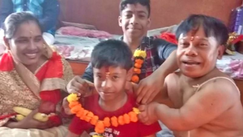 गोस्वामी ने एक इंटरव्यू में बताया था कि उनका ही नहीं उनके छोटे भाई का कद भी काफी कम है। जब इस बात का पता एक सर्कस वाले को चला तो वह उनके पिता से मिला। उस सर्कस वाले ने गोस्वामी के पिता से उन्हें खरीदने की बात की थी। बदले में पिता को 50 हजार रु. के ऑफर की बोली भी लगाई थी और कहा था कि इसको सर्कस का काम सिखाएंगे।