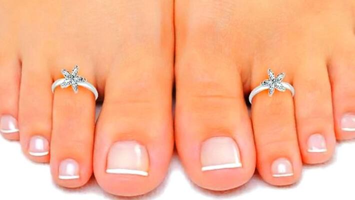 Women should wear silver bichiya on their toes Women should wear silver bichiya on their toes