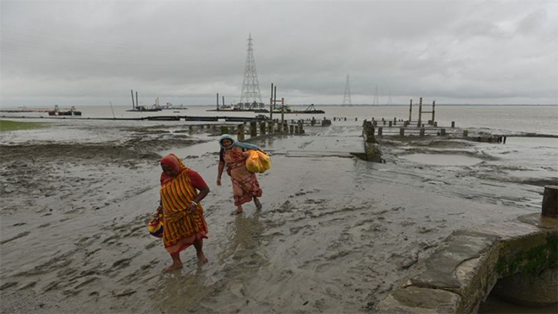 কোনও রকমের হতাহত এড়াতে সকলকে বাড়িতে থাকান নির্দেশ দেওয়া হয়েছে। নিকাশি ব্যবস্থার দিকেও নজর দেওয়া হয়েছে।