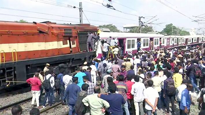 Due to wrong signal, two trains collide due to coming on the same track, seven coaches derailed Due to wrong signal, two trains collide due to coming on the same track, seven coaches derailed